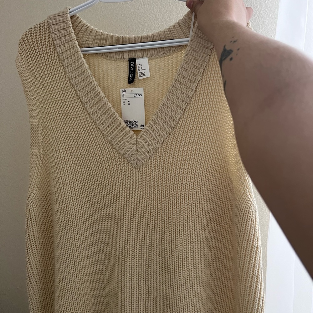 Selling a beautiful knitted ‘sweater’ has never been worn before!
